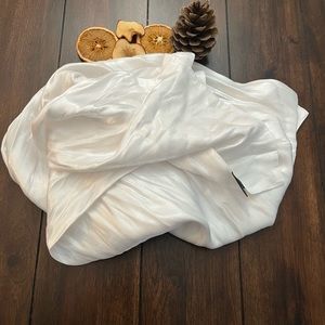 Cejon. White shiny scarf.